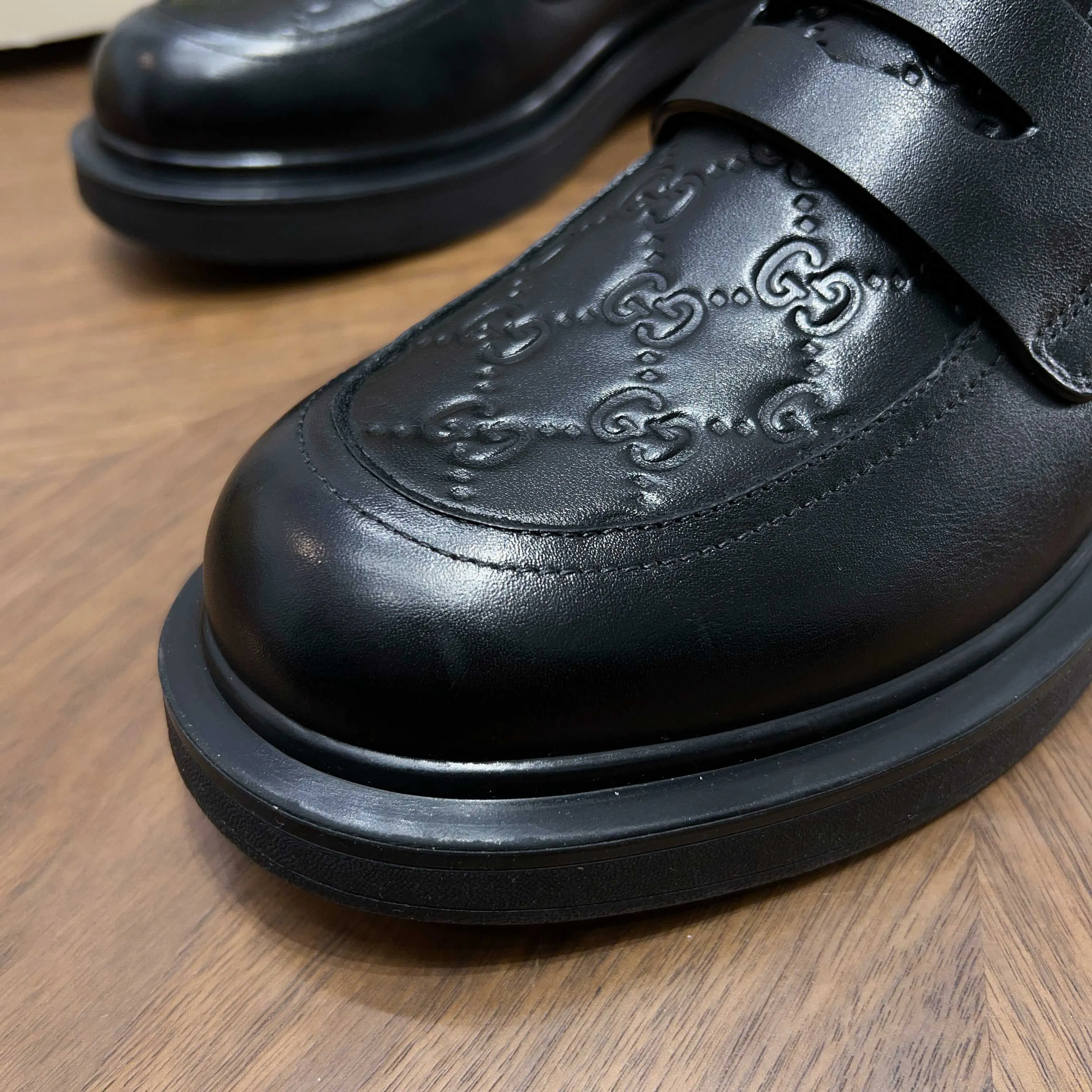 💰780 Gucci/Gucci new men’s lace-up shoes with GG details, matte cow leather derby shoes! The design of this men's lace-up shoe is rooted in the brand's heritage. Crafted from premium waxed cow leather, it is embellished with GG printed embossed suede leather details, a nod to Gucci's iconic monogram. The rubber sole decorated with GG pattern adds a touch of modern fashion to this design. Typical three-joint style design. European and American classic version, full calfskin lining. The overall upper texture is soft and the lining is comfortable and breathable. 2CM thickened soft rubber sole, easy to control. Versatile and stylish upper foot, multiple colors available to meet different matching needs, complete package! Size: 39-40-41-42-43-44 leather shoe size (38.45.46 can be customized)